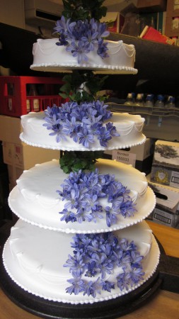 Tårtan blir vackrare med levande blommor dagspris